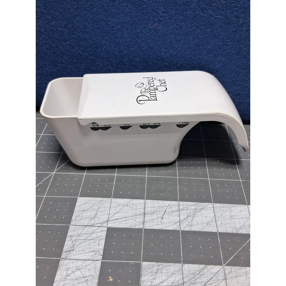 Pampered Chef Adjustable Measuring Cup White 1 Cup 250 ml Plastic Kitchen Tool